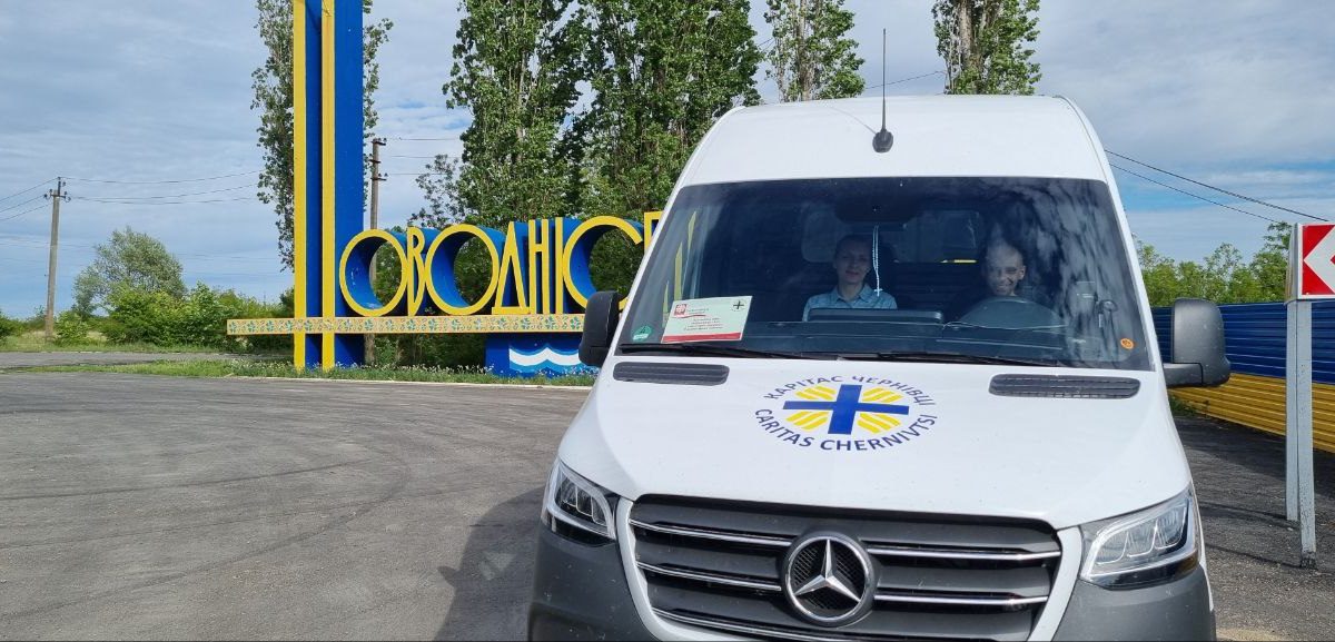 «Карітас Чернівці» передав допомогу для ВПО на парафію в Новодністровськ